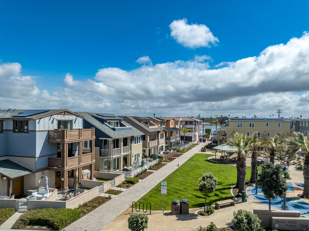We Sell Property in San Diego – Coastal Community - JP Buys SD Modern coastal homes near Mission Beach with walkable green spaces and ocean proximity, showcasing attractive neighborhoods where properties are successfully sold in San Diego - JP Buys SD
